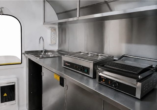 Bain-marie en tostiapparaat aan de werkbank in de foodtrailer