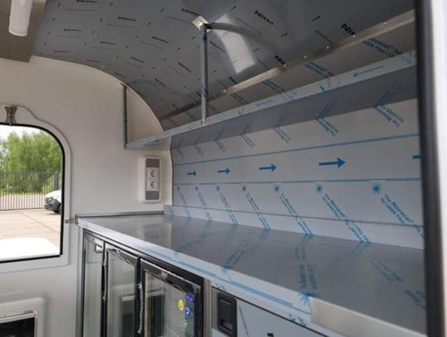 Nieuw interieur van de foodtrailer met koelkasten, nog in beschermfolie