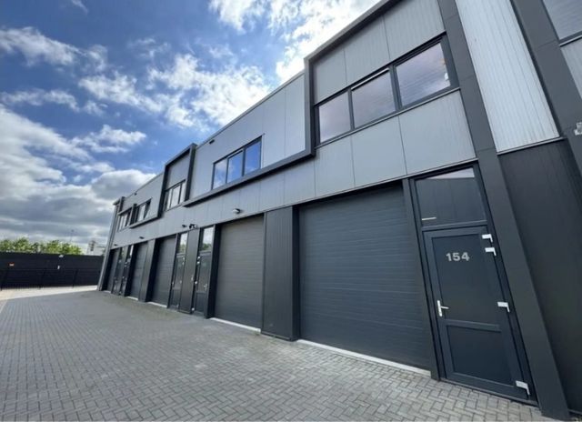 Bedrijfsgebouw met grijze roldeuren